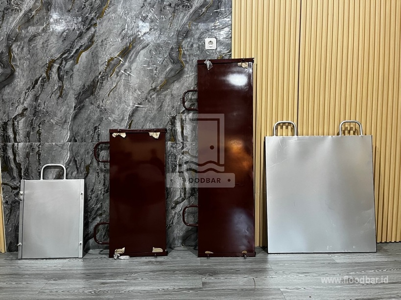 Jual sekat pintu anti banjir, penghalang pintu anti banjir, penutup pintu anti banjir, penyekat pintu anti banjir di Jember. Order? HP/WA: 0895-0465-6116.