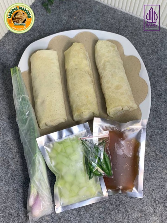 Nikmati kelezatan autentik Lumpia Semarang dari LUMPIA MAMARO - oleh oleh khas Semarang yang sudah HALAL, di VACUUM, dan siap kirim ke Depok ! CALL/WA: 0851-1701-0434.